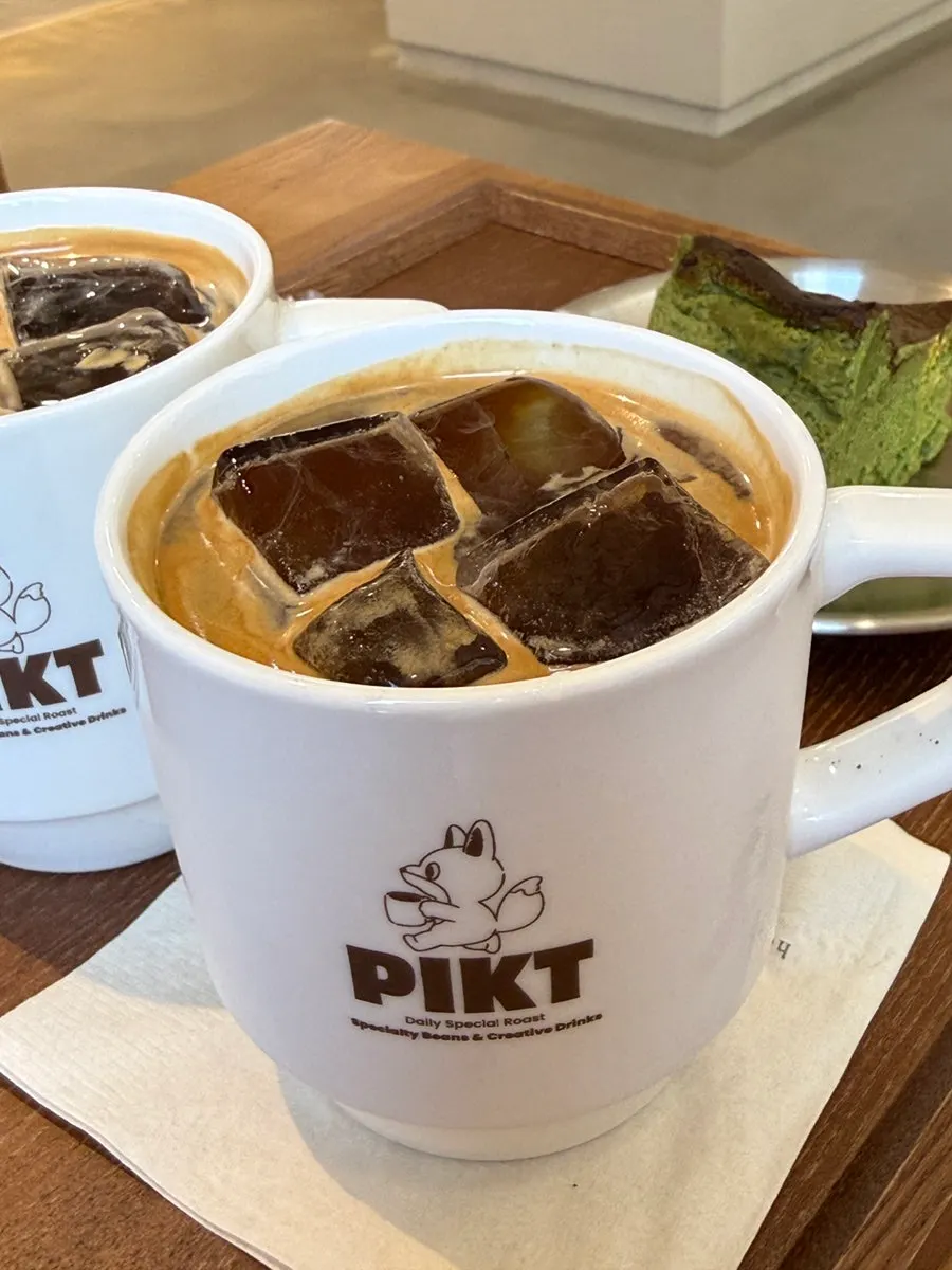 커피와 디저트를 함께 놓은 테이블