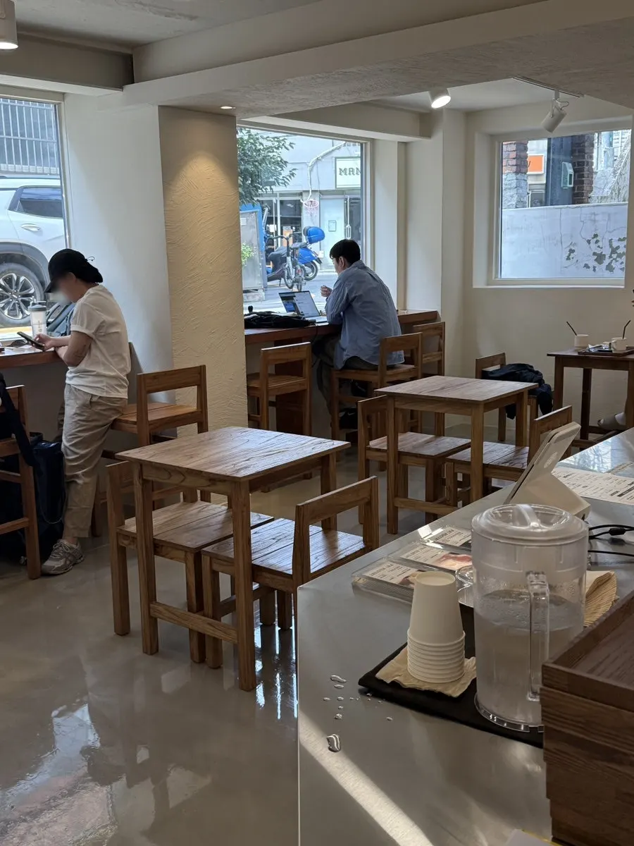 자연광이 드는 카페 내부 분위기