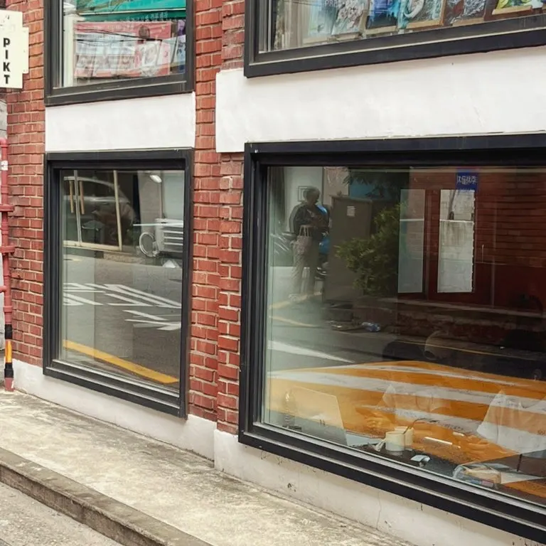 Papan tanda dan pintu masuk bangunan PICT Roastery Mangwon Branch