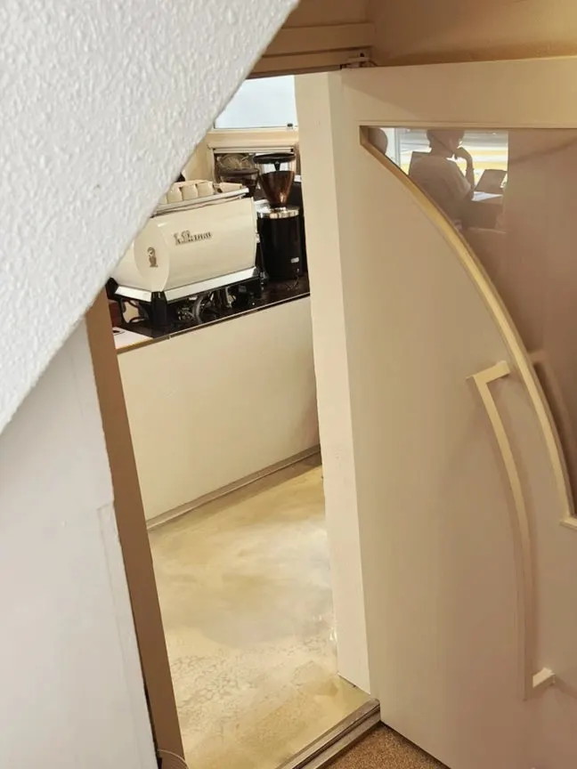 Tangga menuruni separuh tingkat ke pintu masuk kafe