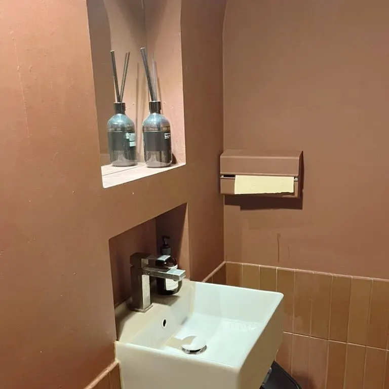 Interior kafe bertona putih dan kelabu