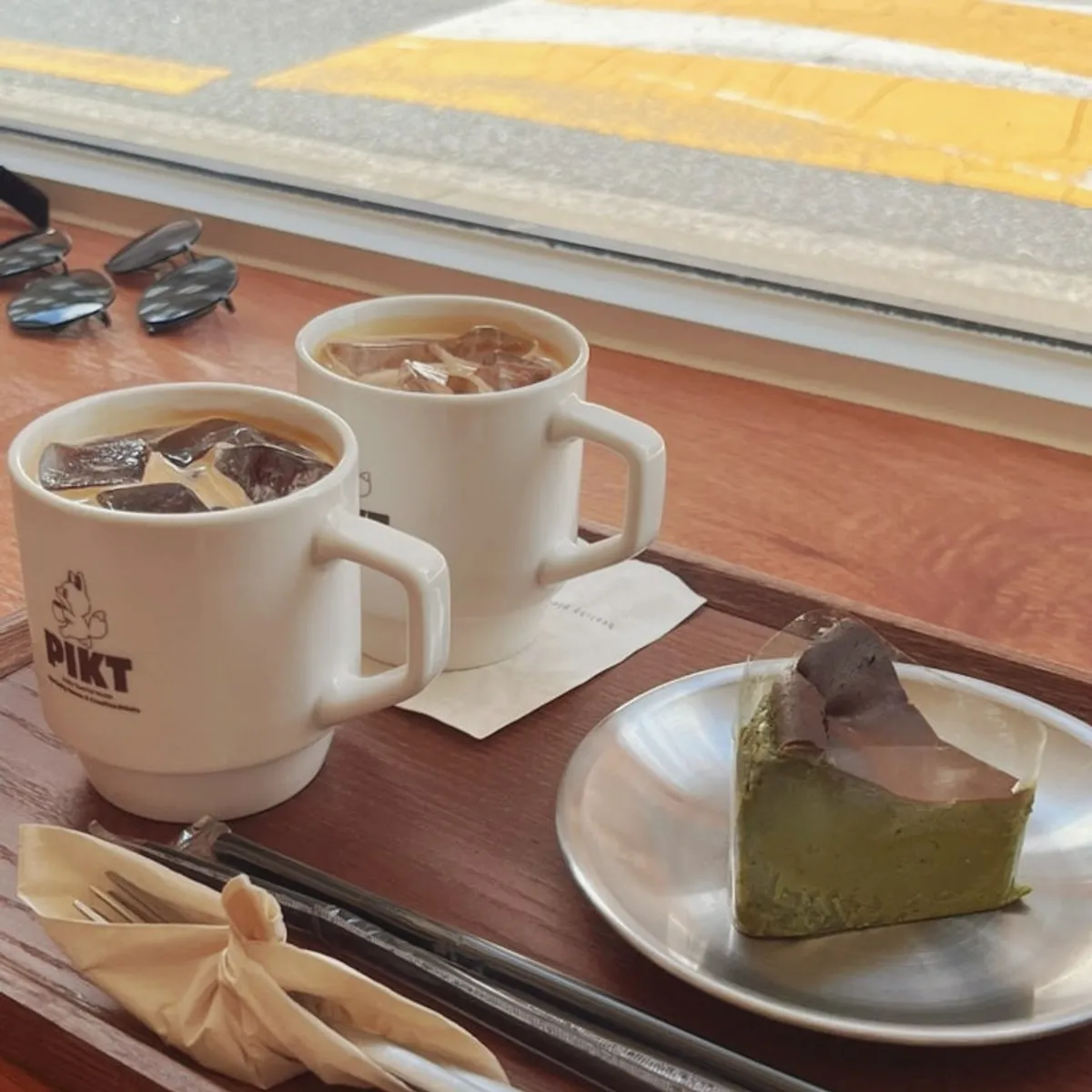 Iced americano, iced latte, dan Kyoto matcha Basque cheesecake