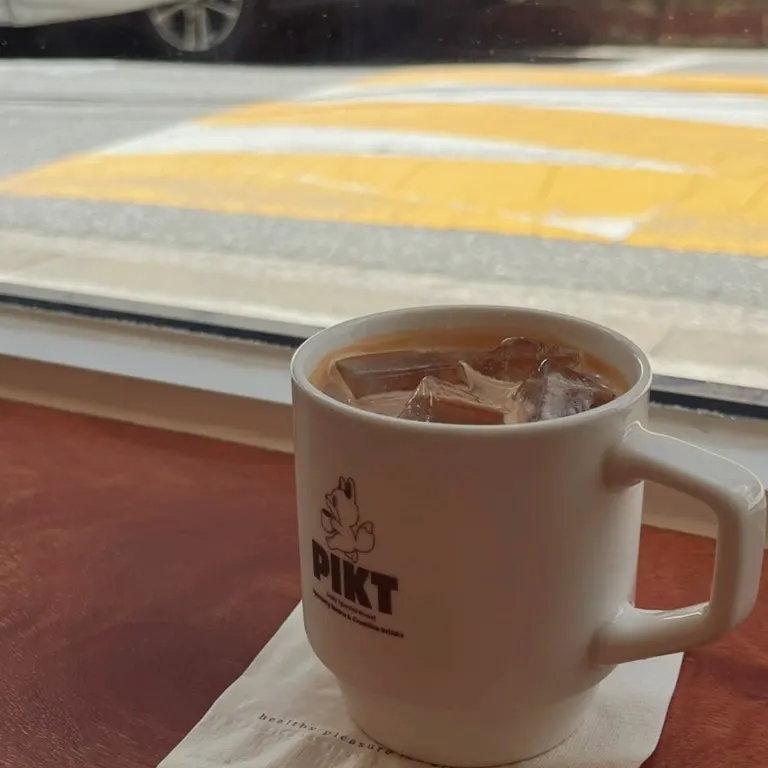 Iced latte dibuat daripada biji kopi berasid