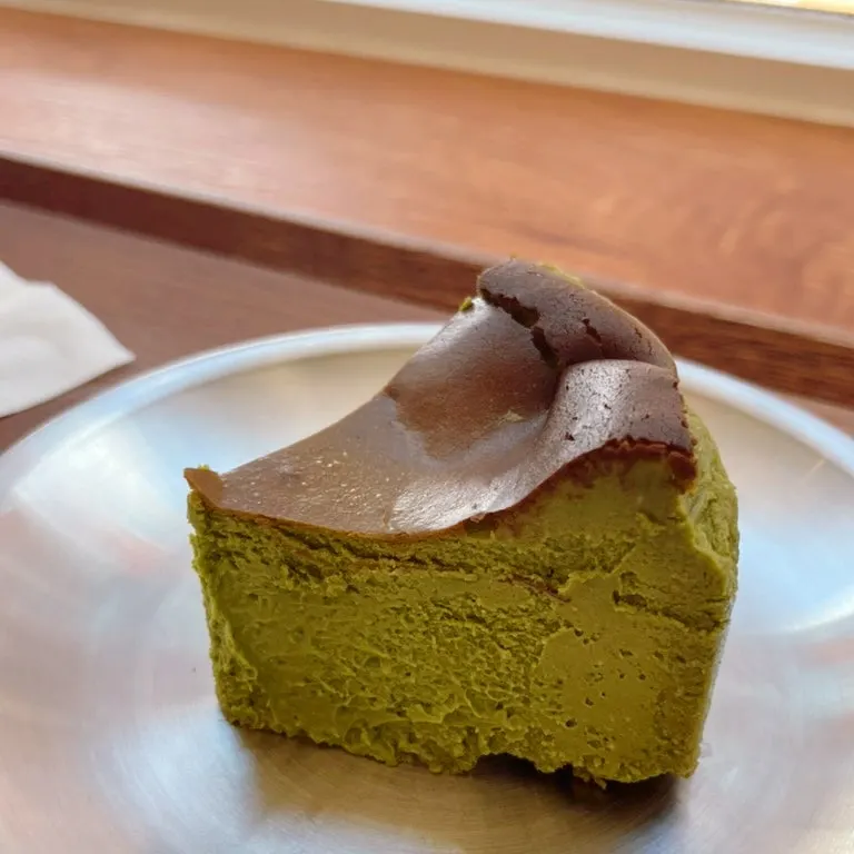 Sepotong Kyoto matcha Basque cheesecake