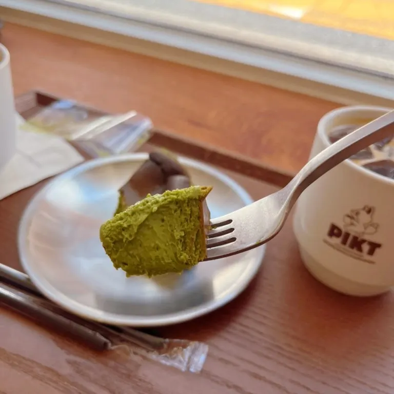 Keratan Basque cheesecake menunjukkan krim matcha