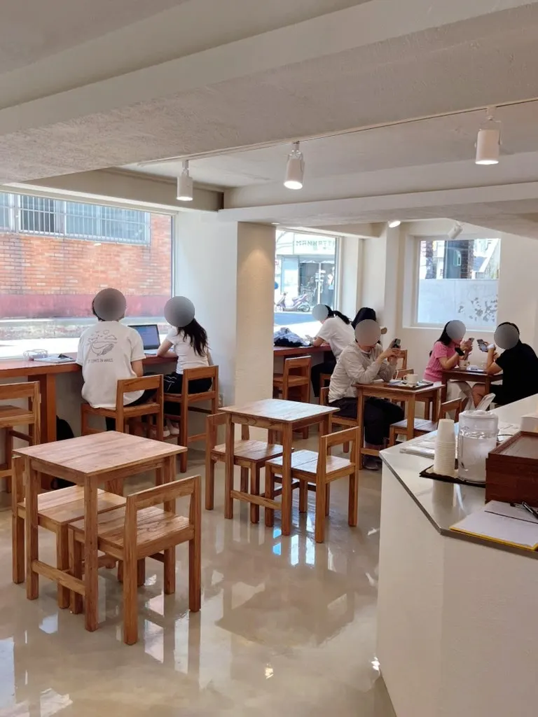Meja kafe dengan kopi dan dessert