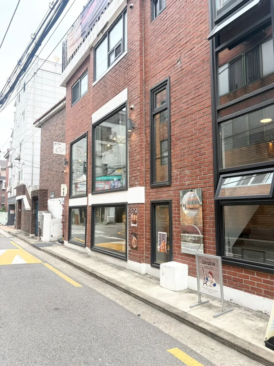 망원동 골목에 자리한 픽트로스터리 망원점 외부