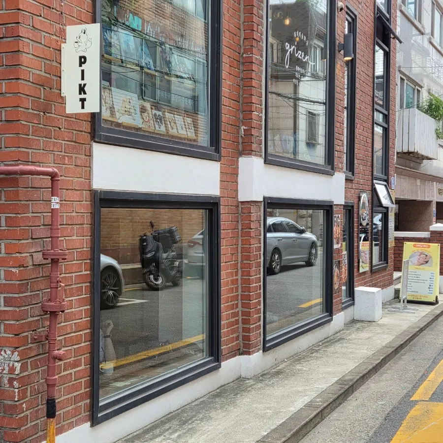 Exterior of PICT Roastery Mangwon Branch in Mangwon-dong