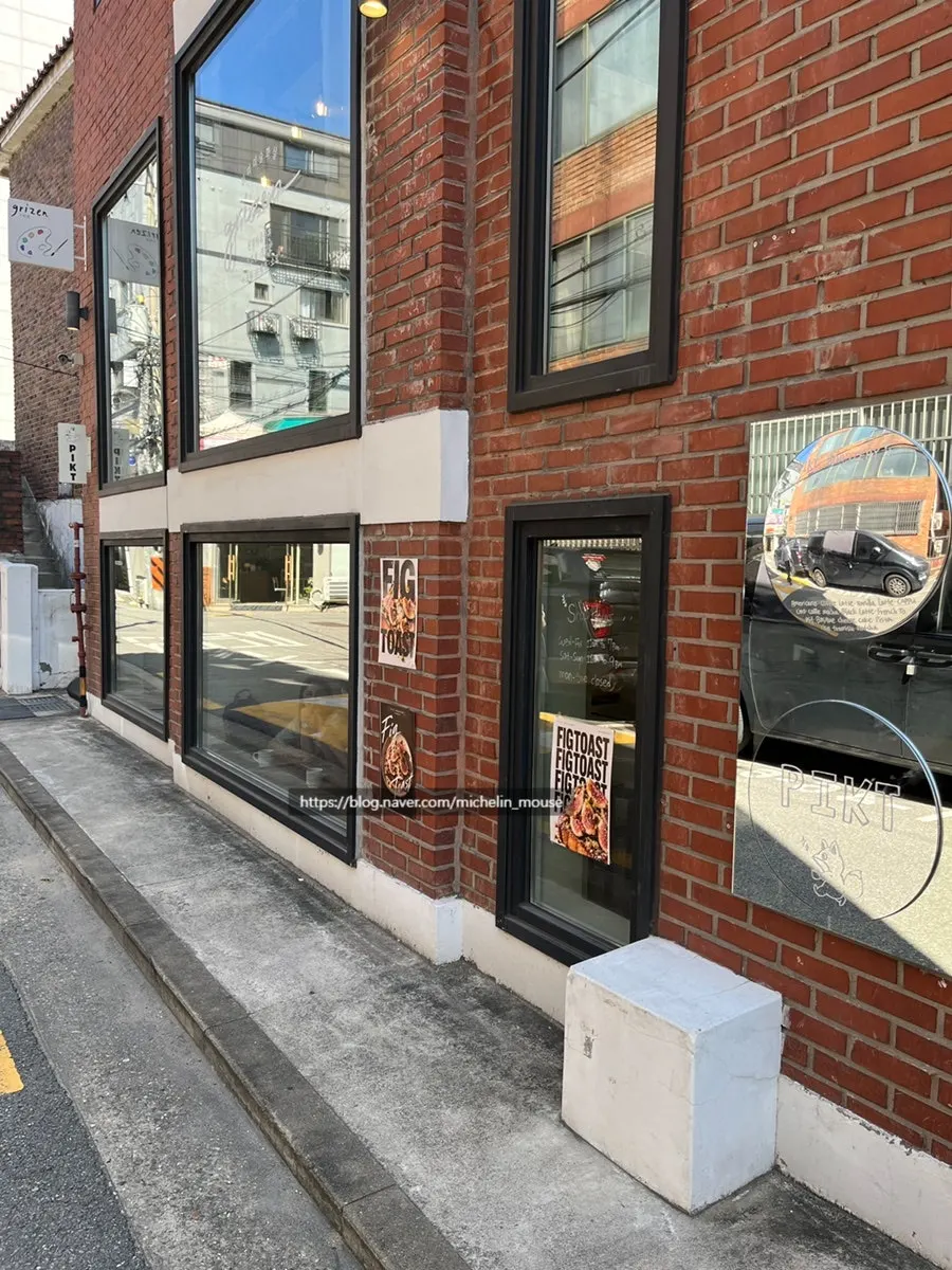 픽트로스터리 망원점 건물 앞 골목 풍경