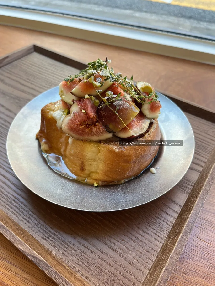산더미처럼 쌓인 제철 무화과 토핑