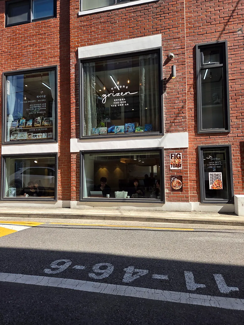 Entrance of PICT Roastery Mangwon Branch near Mangwon Station Exit 2
