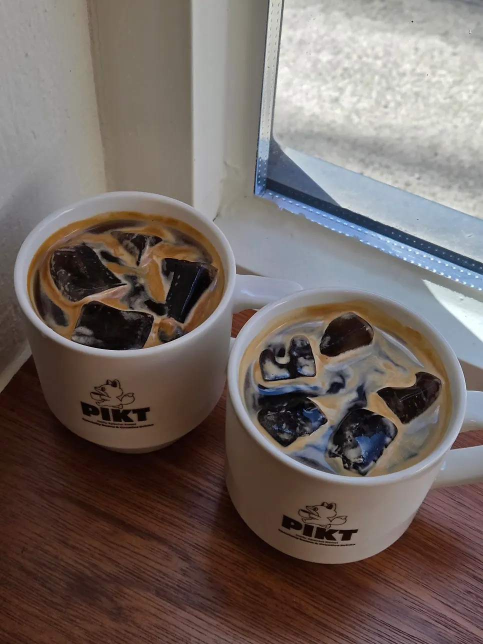 Midnight Cacao and Ariça Bouquet americanos side by side