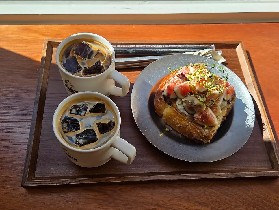 Horizontal cut of the aged fig French toast