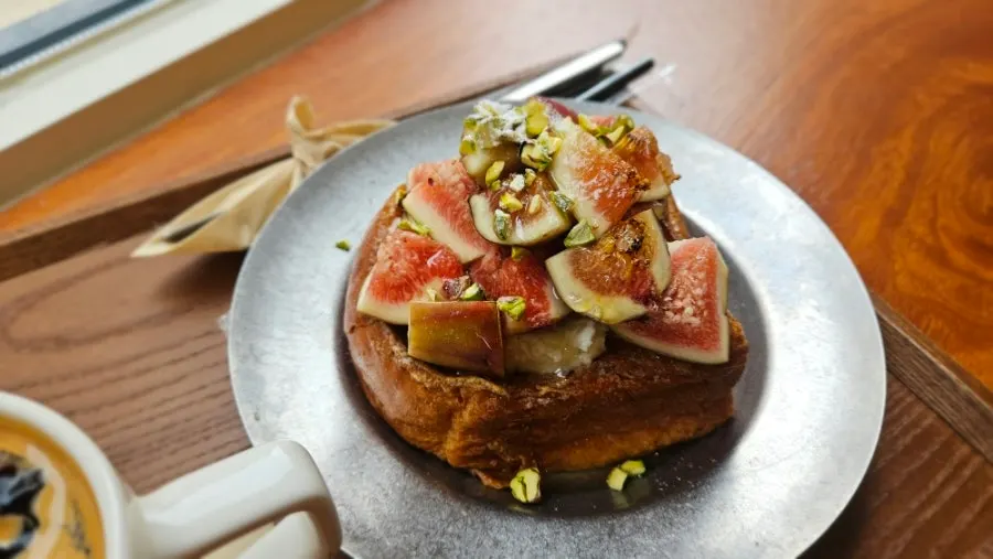 Fig French toast and americano together on the table
