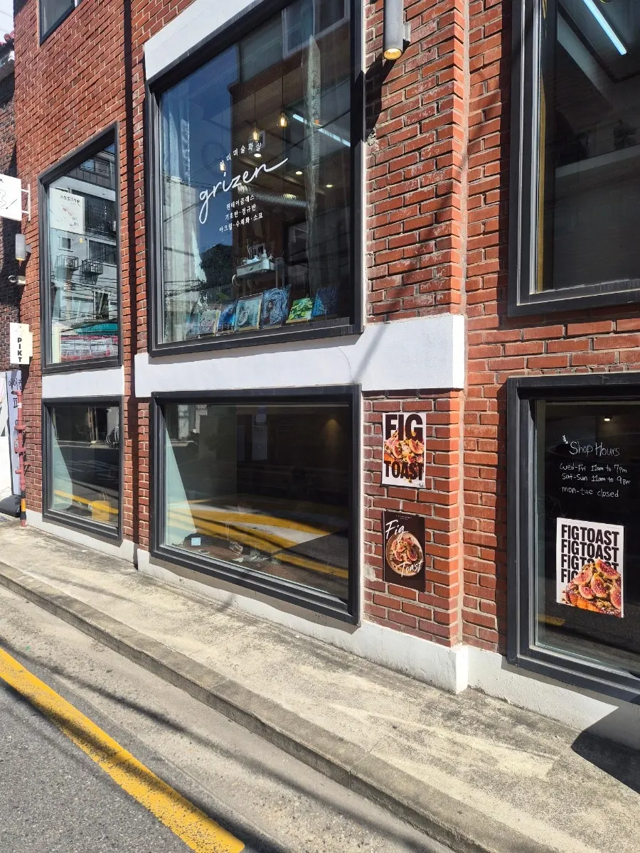 망원동 픽트로스터리 망원점 벽돌 건물 외관