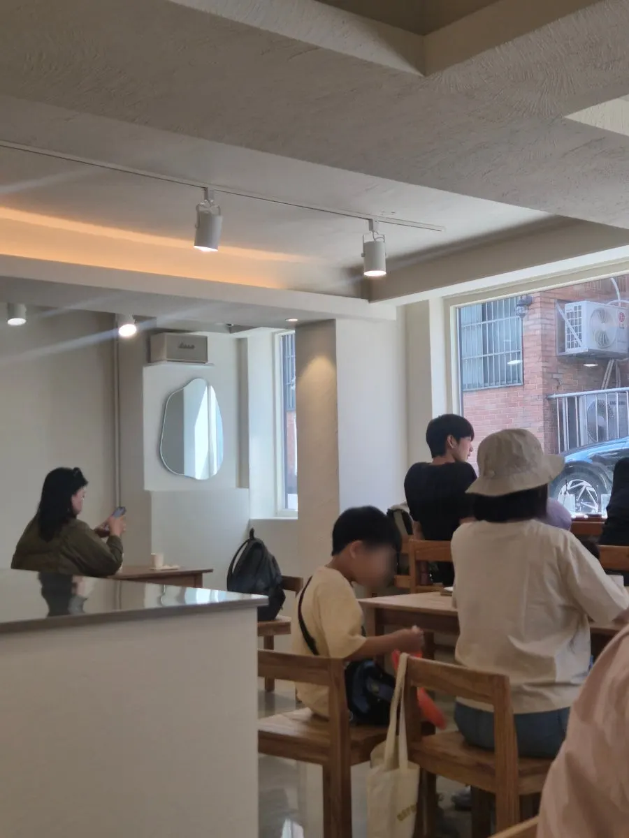 햇살 들어오는 통창 좌석