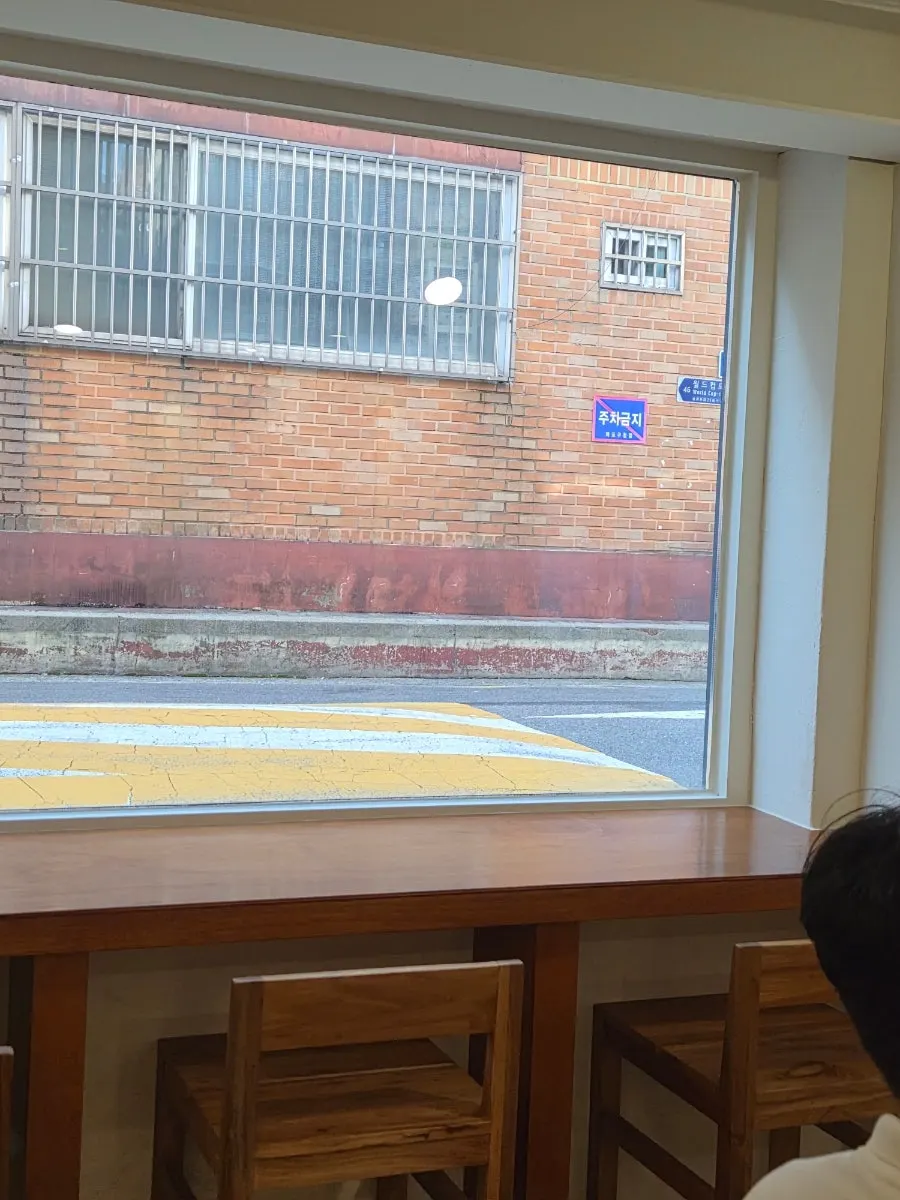 공간감 좋은 통창 옆 테이블