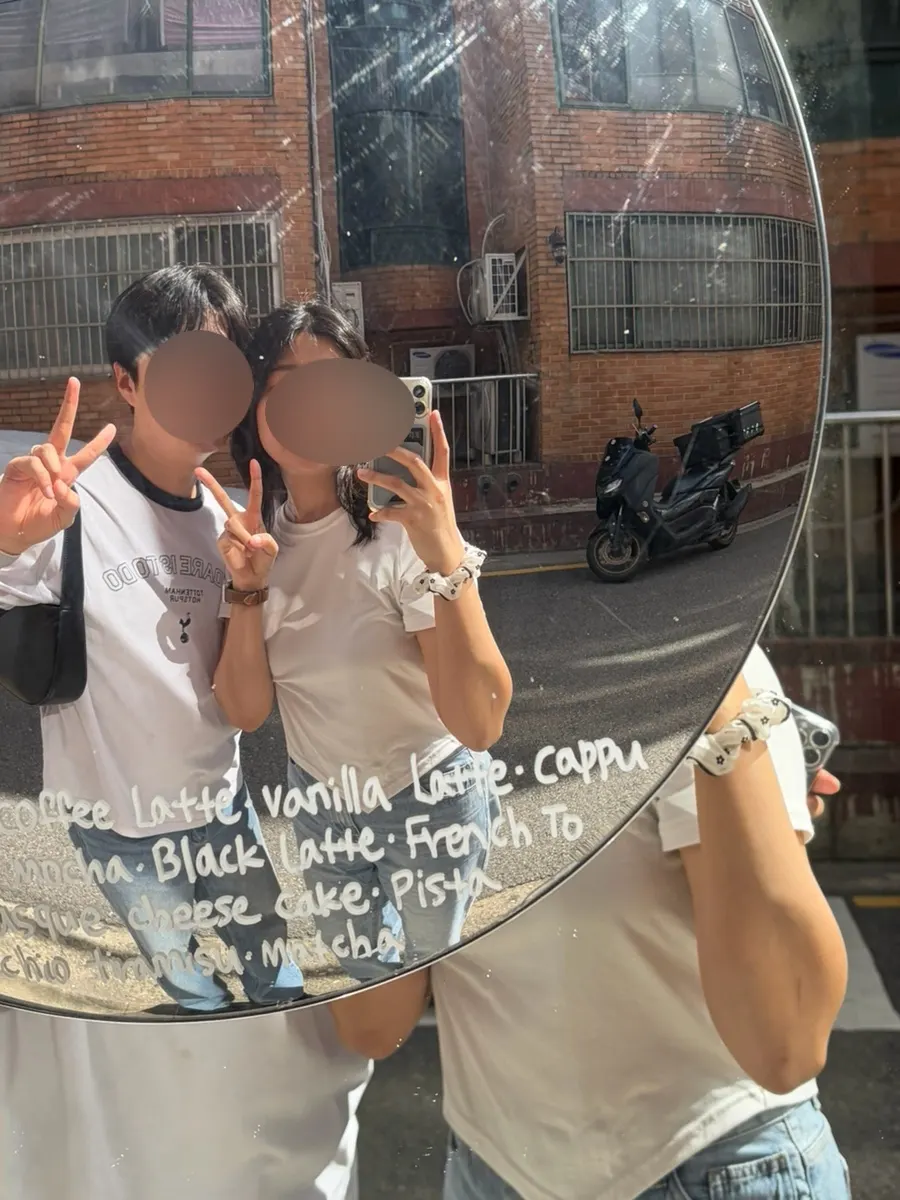계단 아래로 내려가는 카페 입구
