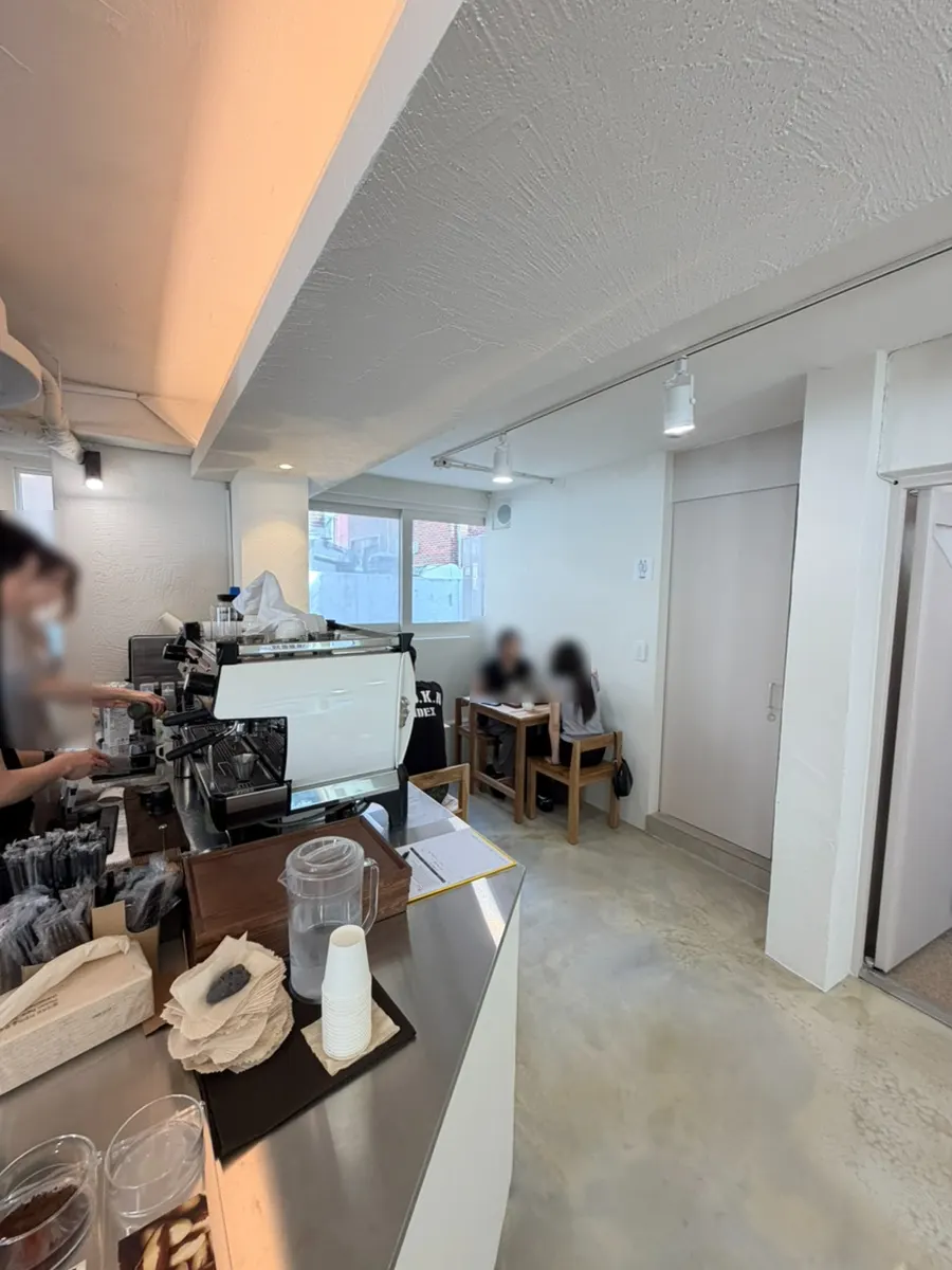 통창이 있는 픽트로스터리 내부