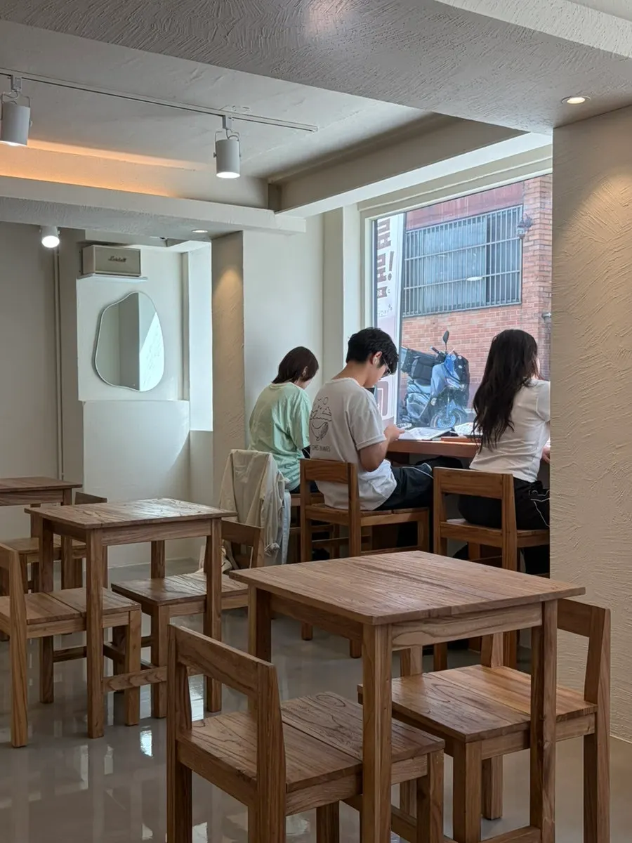 밝은 통창 옆 카페 창가 자리