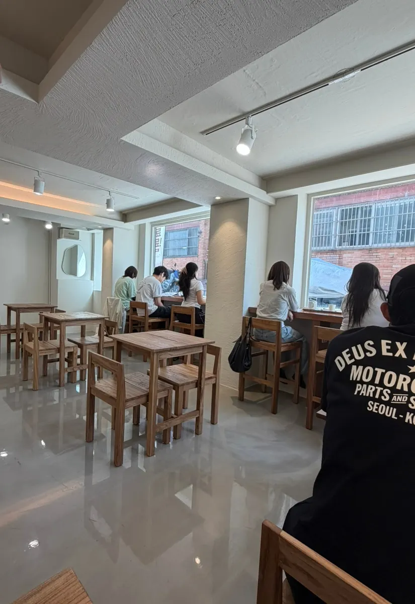 2인석 테이블이 놓인 카페 전체 분위기