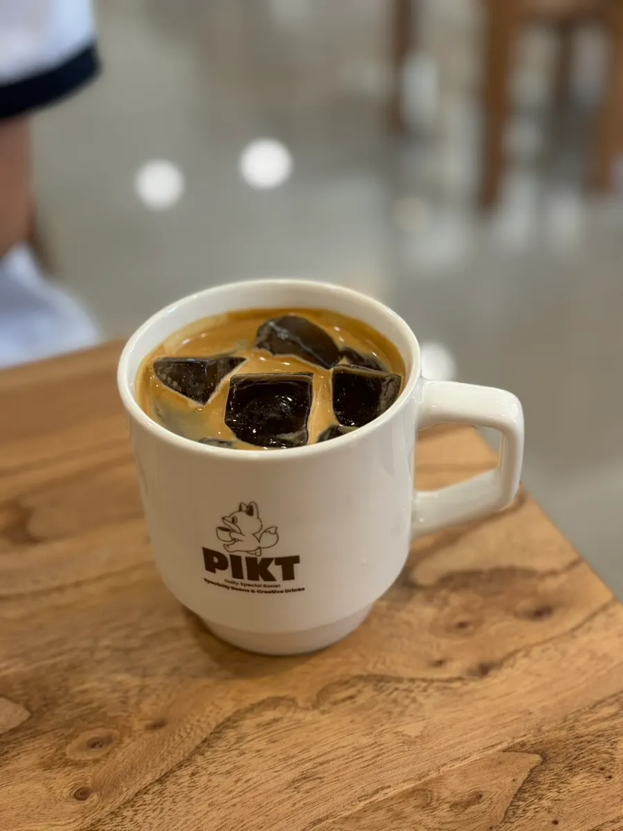창가에서 마시는 아이스아메리카노