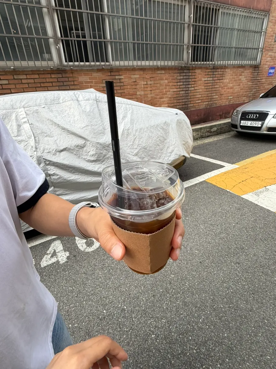거의 다 비운 말차라떼와 남은 아이스아메리카노