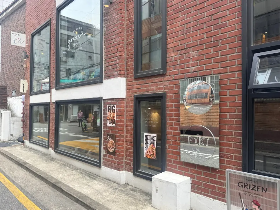 Entrance of PICT Roastery Mangwon Branch, crowded after lunch