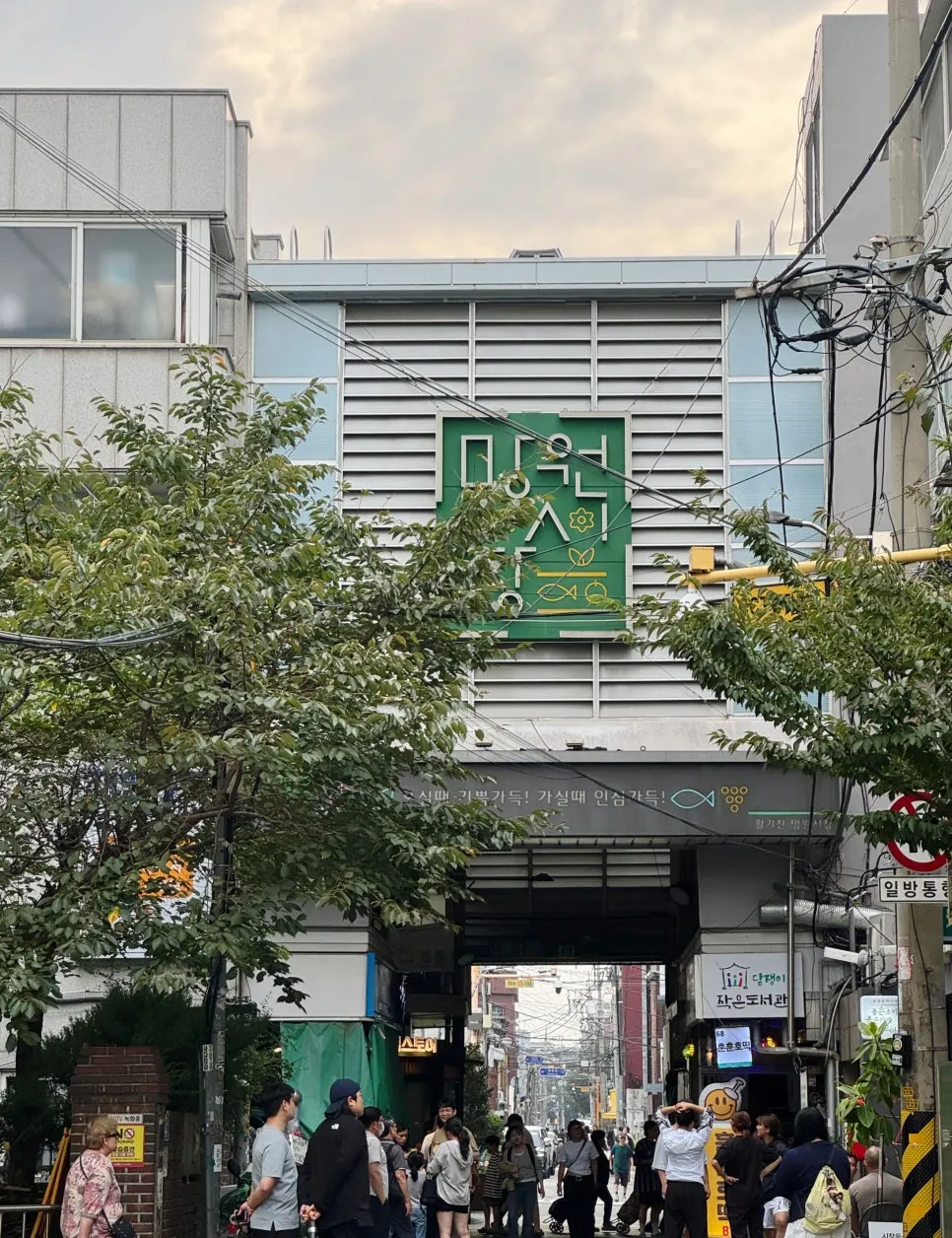 Vertical photo of the café, a good stop on a Mangwon Market route