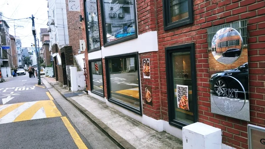 Exterior of PICT Roastery Mangwon Branch in a Mangwon-dong alley