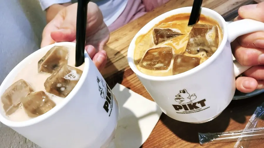 Close-up of an iced café latte