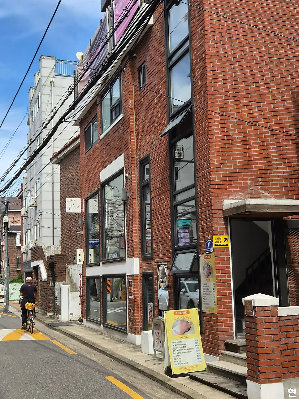 Ground-floor exterior of the building where PICT Roastery Mangwon Branch is located, in a Mangwon-dong alley