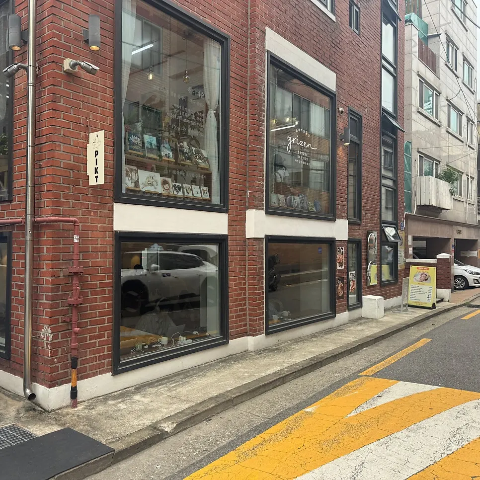 붉은 외벽의 픽트로스터리 망원점 외관