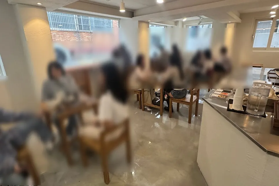 대표 메뉴 안내가 붙은 카페 창가