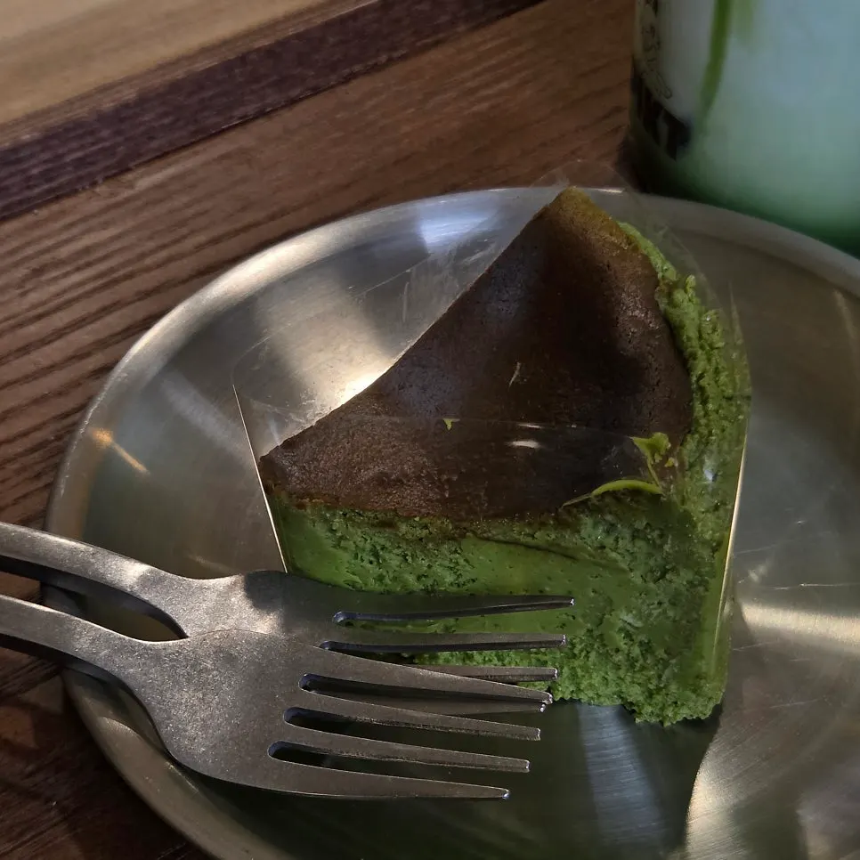 크리미한 말차 치즈케이크 한 입 단면