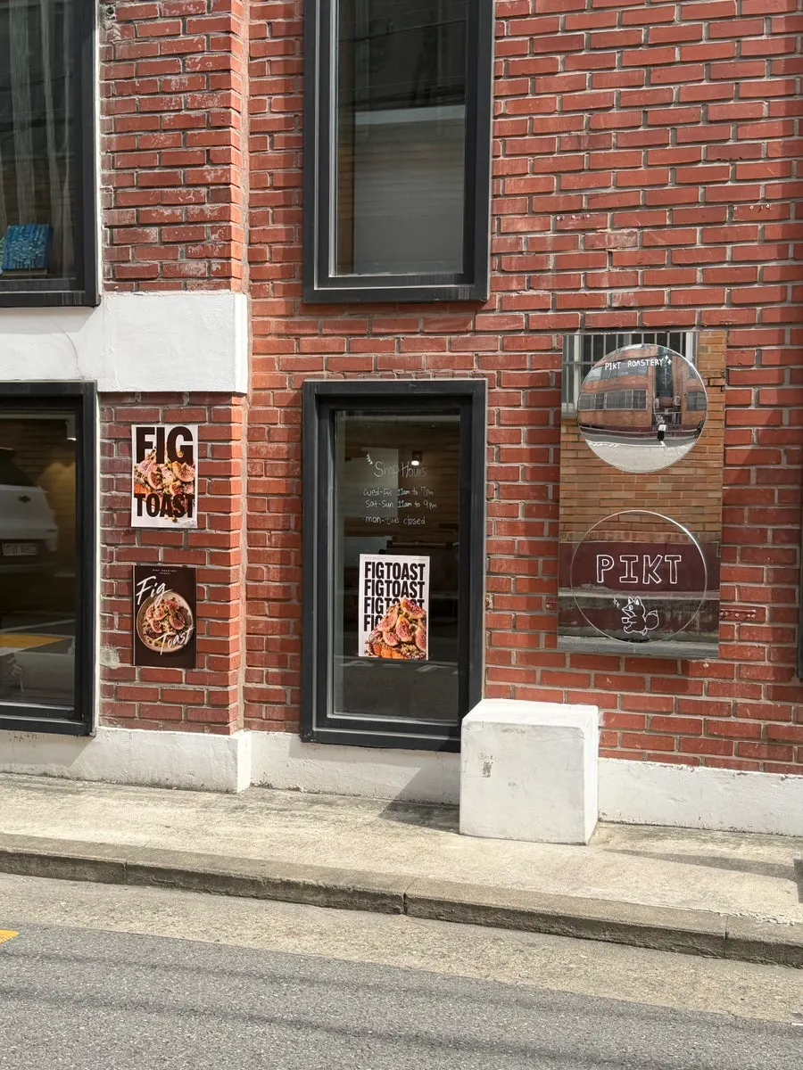 Exterior of PICT Roastery Mangwon Branch café in Mangwon-dong