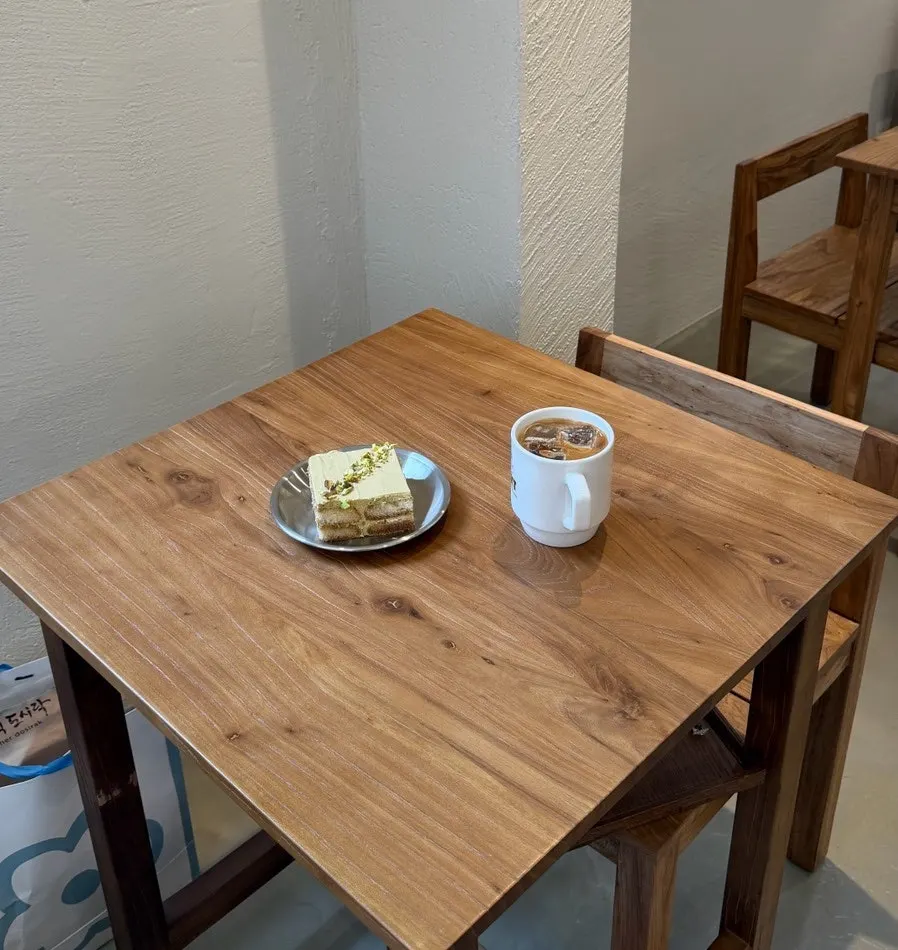 The cozy atmosphere of PICT Roastery Mangwon Branch