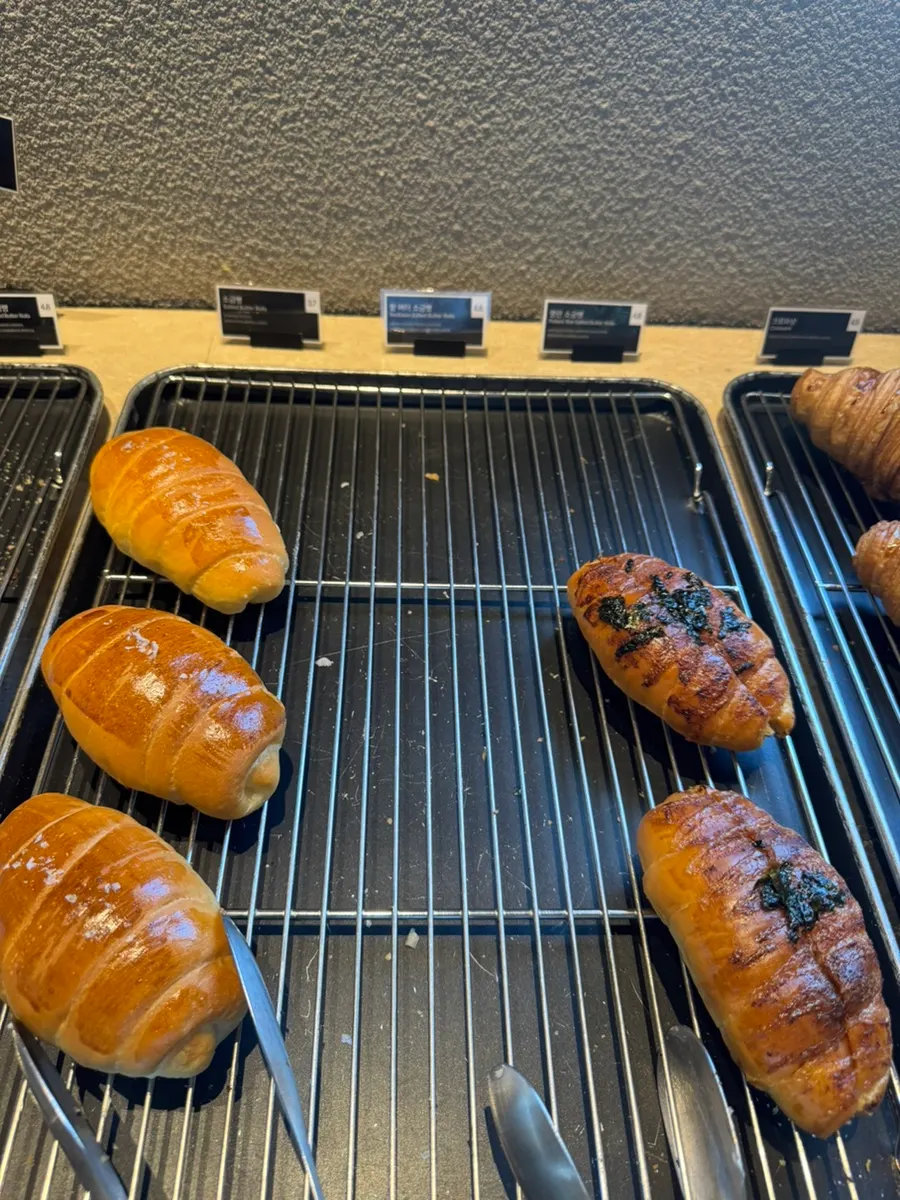 Plain croissants and almond croissants on display