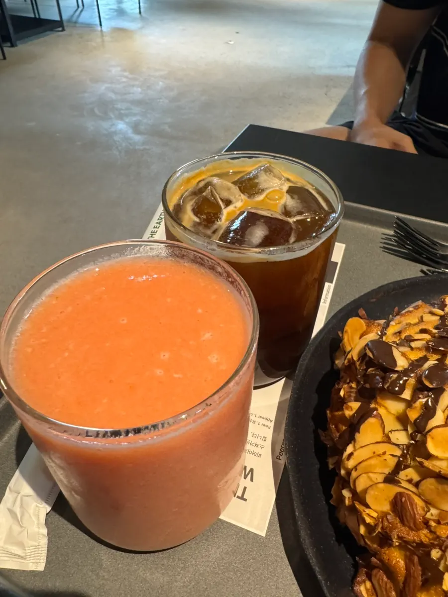 Honey tomato juice, decaf iced americano, and two kinds of bread