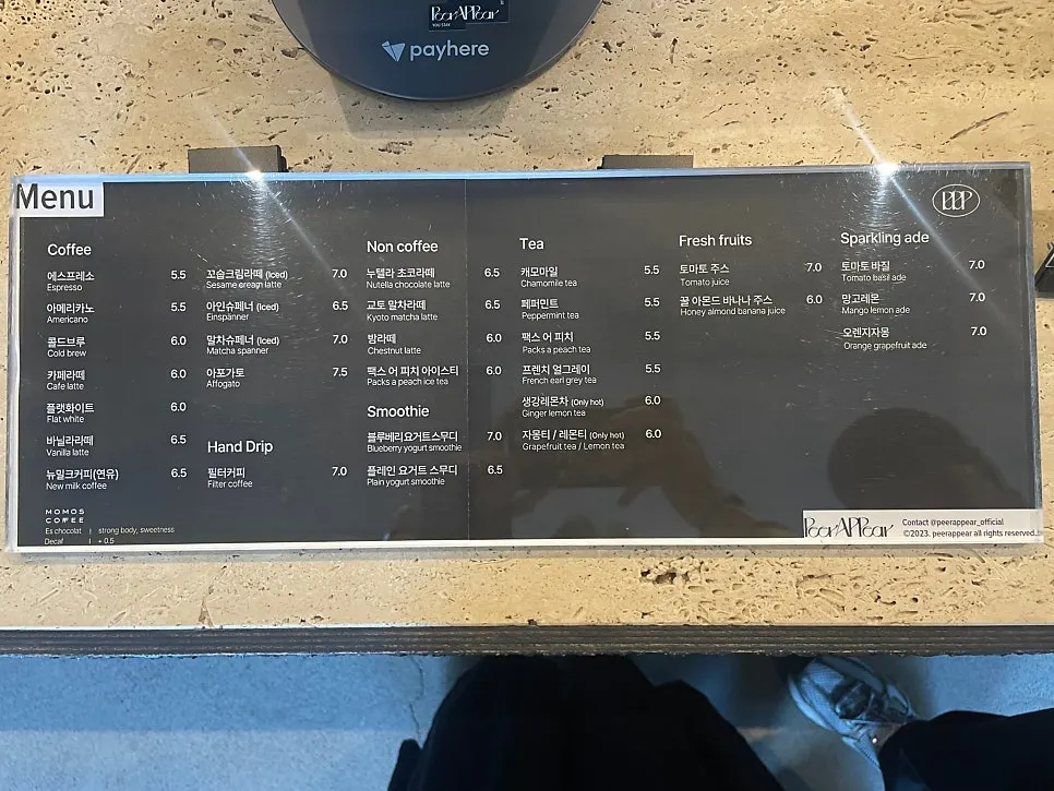 티라미수와 치아바타가 진열된 베이커리 쇼케이스