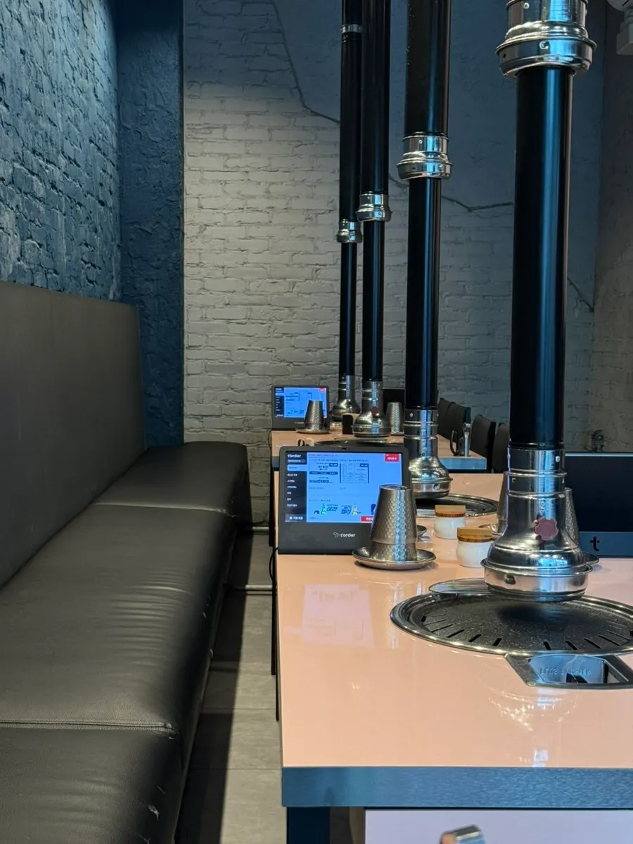 Seating inside Dwaeji Mansion Pangyo branch