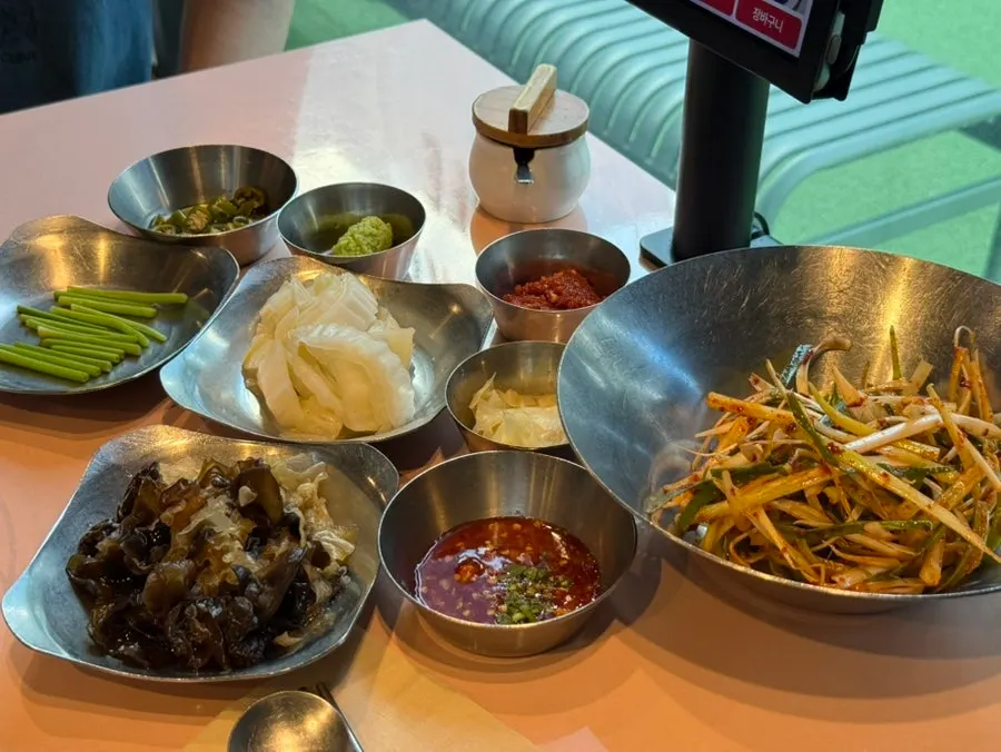 Table setting and grill at Dwaeji Mansion