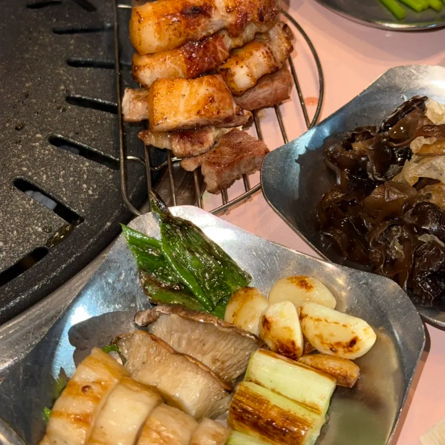 Meat topped with herring roe and minari