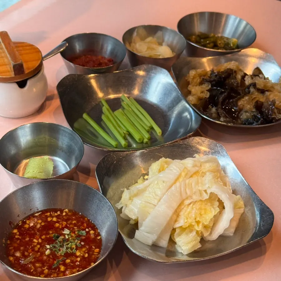 Side dishes served right after being seated