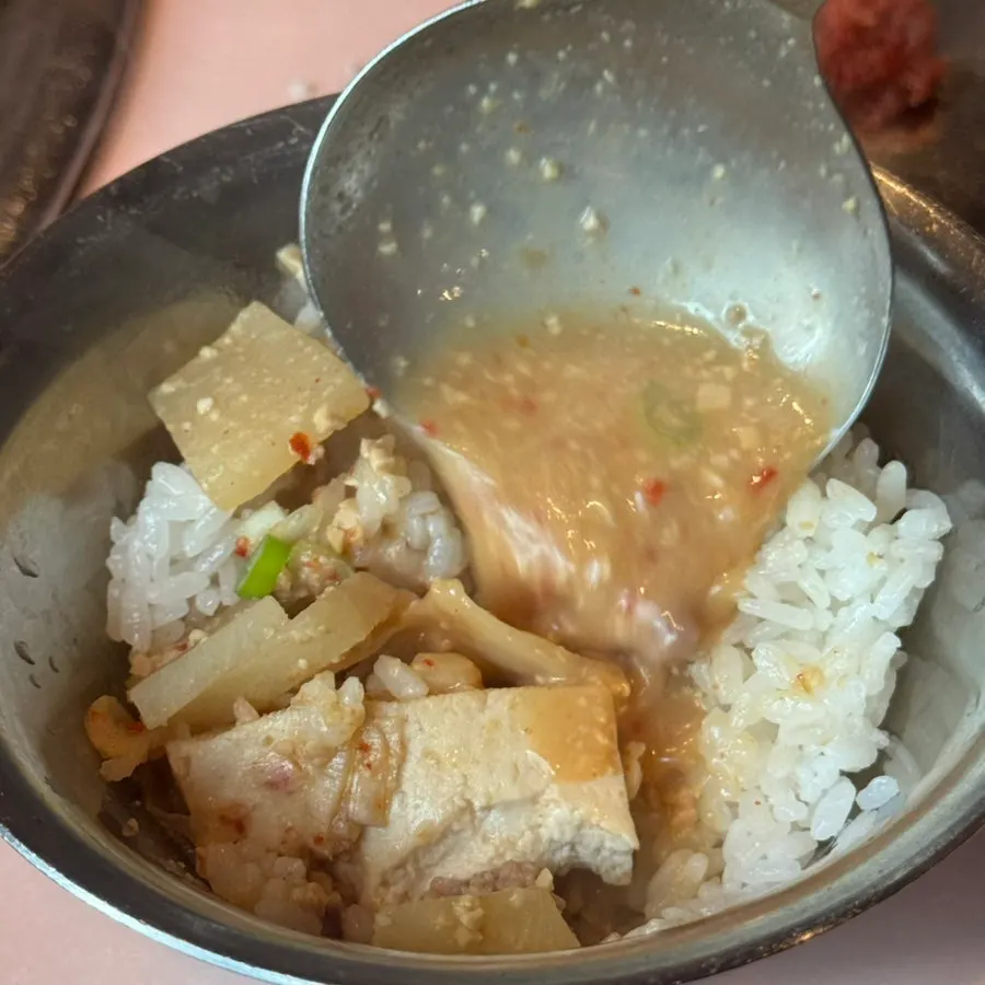 Dwaeji Mansion's cheonggukjang and side dishes
