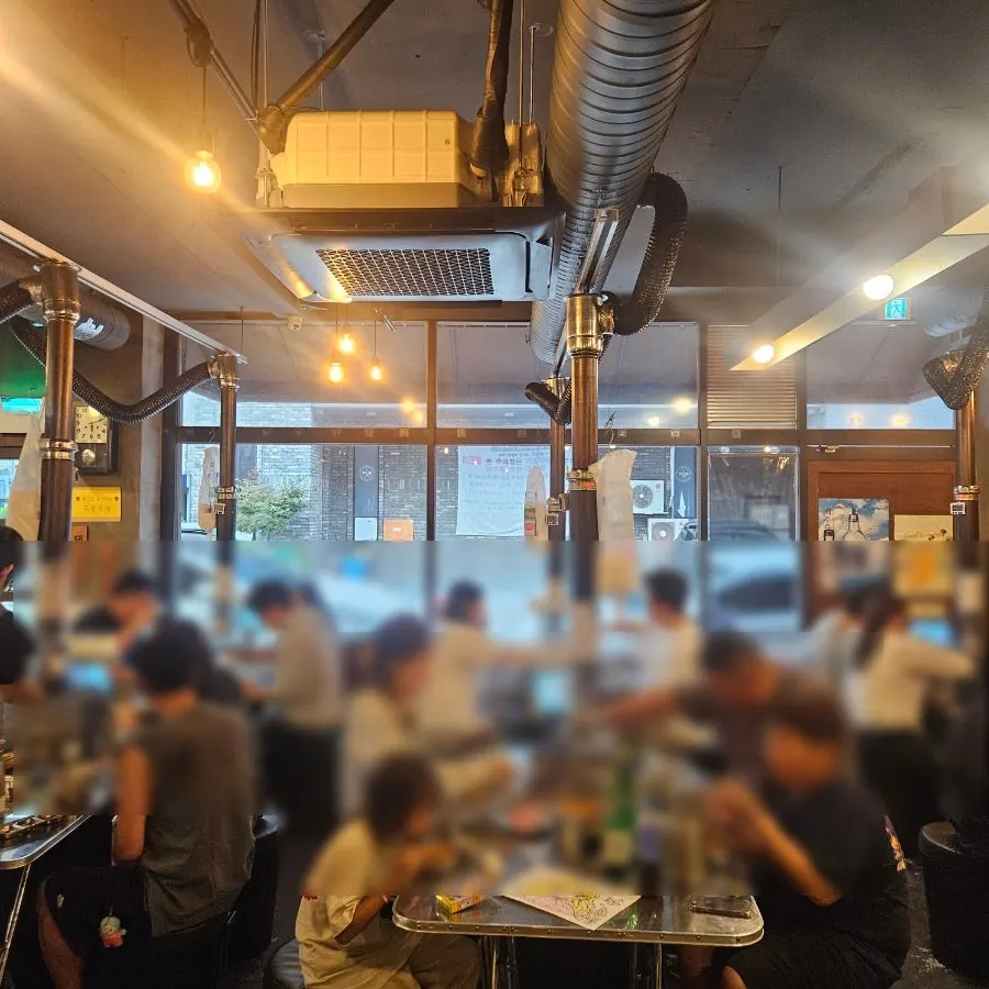 일요일 저녁 손님이 꽉 찬 돼지공방 매장 내부
