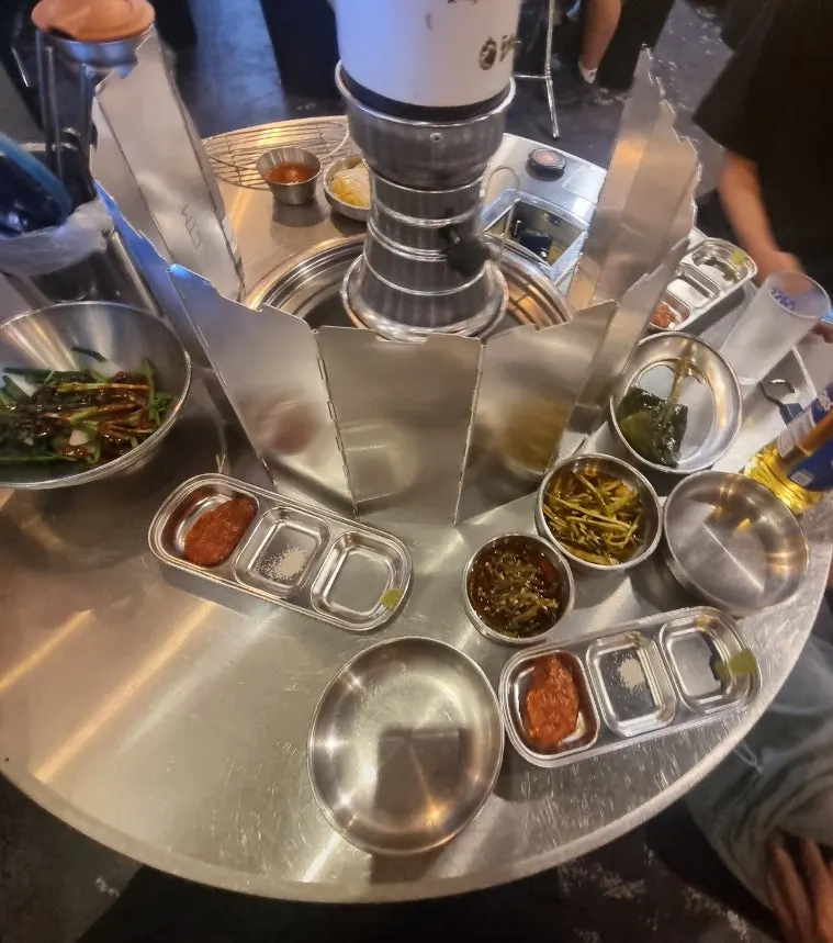 양념과 장아찌가 깔린 기본 반찬 세팅