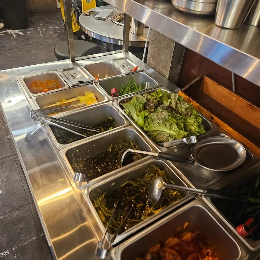 반찬을 더 가져올 수 있는 셀프바