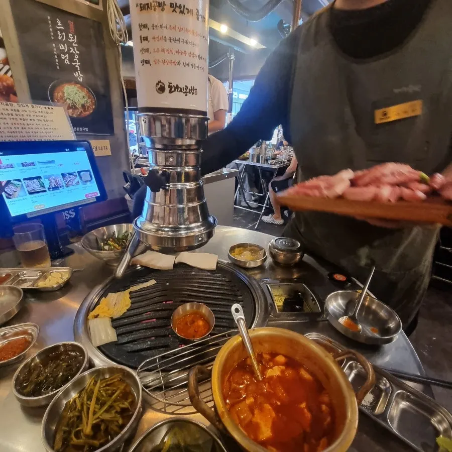 불판에 올려진 돼지고기 구이