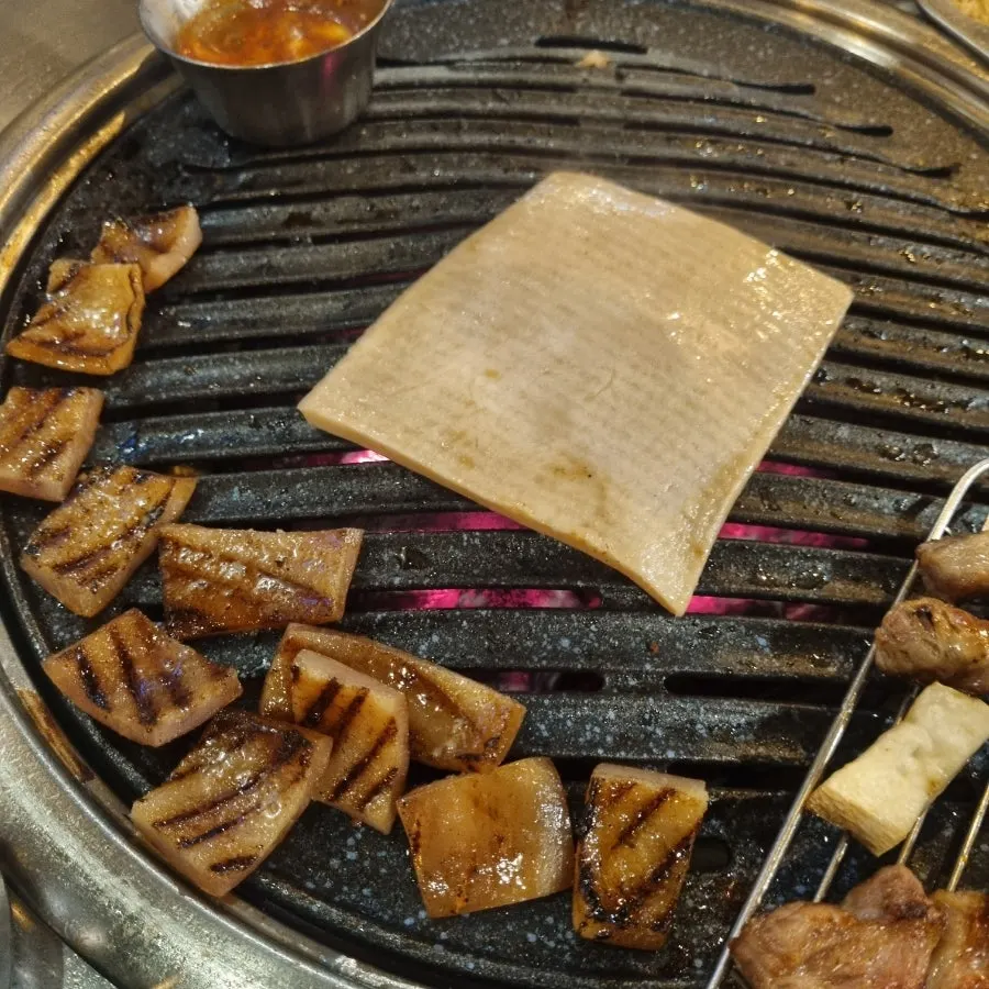 서비스로 받은 쫀득한 껍데기 구이
